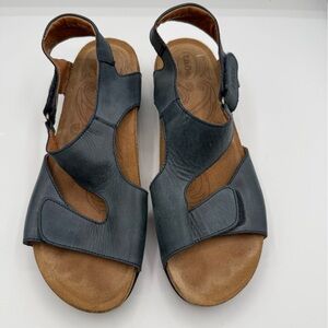 Women's taos navy sandals 10